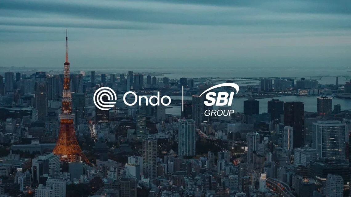 黄昏时分的东京天际线,东京塔巍然耸立,Ondo Finance 和 SBI 集团的标志醒目地位于画面中央。这幅画面象征着 Ondo Finance 与 SBI 集团携手合作,共同推进日本的代币化、数字资产和区块链金融服务的发展。